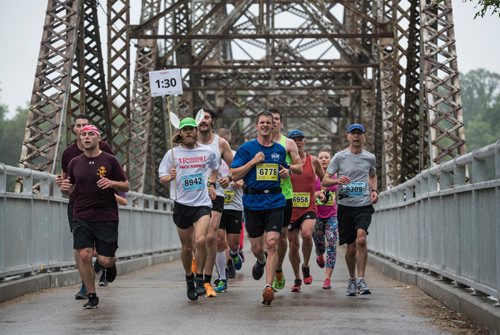 DAVID LIPNOWSKI / WINNIPEG FREE PRESS

Half Marathon participants run over the Elm Park Bridge Sunday June 18, 2017.