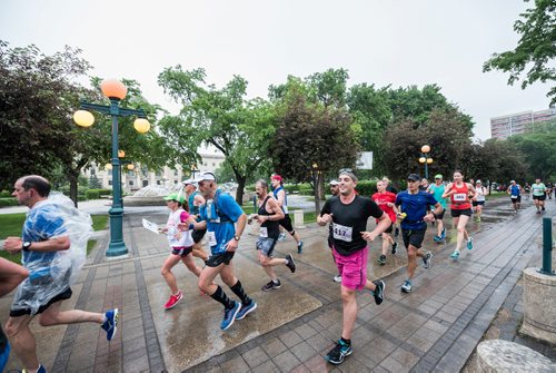 DAVID LIPNOWSKI / WINNIPEG FREE PRESS

Manitoba Marathon participants run on Assiniboine Avenue Sunday June 18, 2017.