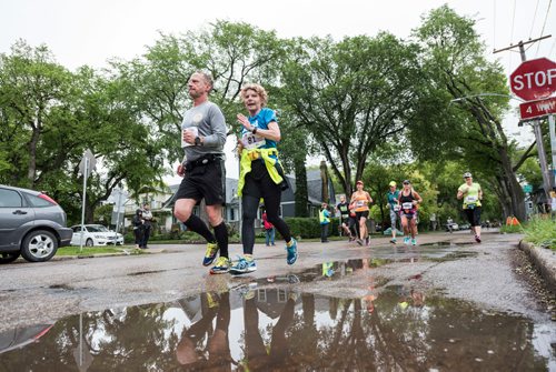 DAVID LIPNOWSKI / WINNIPEG FREE PRESS

Manitoba Marathon participants run on Wolseley Avenue Sunday June 18, 2017 in a relay exchange zone.