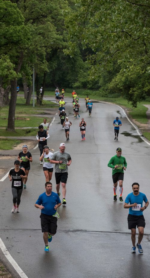 DAVID LIPNOWSKI / WINNIPEG FREE PRESS

Manitoba Marathon participants run on Wellington Crescent Sunday June 18, 2017.