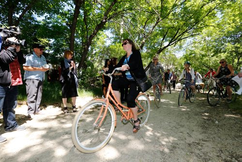 JUSTIN SAMANSKI-LANGILLE / WINNIPEG FREE PRESS
Following a press conference and ribbon cutting ceremony, a group of cyclists took a first ride on the now officially opened section of multi-use trails connecting Point Douglas to The Forks.
170619 - Monday, June 19, 2017.