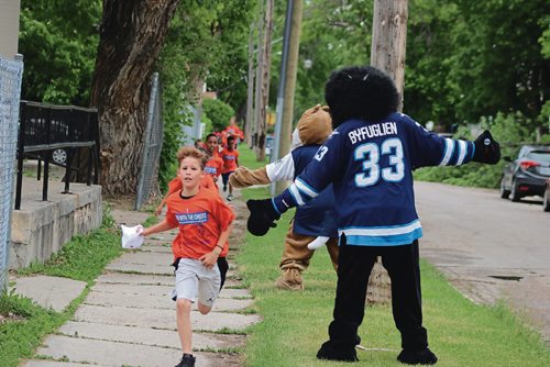 Canstar Community News June 15, 2017 - Winnipeg Jets mascots greets Norquay School students as they get to the finish line. (LIGIA BRAIDOTTI/CANSTAR COMMUNITY NEWS/TIMES)