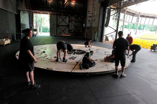 BORIS MINKEVICH / WINNIPEG FREE PRESS
Rainbow Stage stage project. Little Shop Of Horrors. The crew works on assembling the turntable for the set. June 6, 2017
