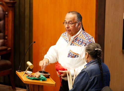 JUSTIN SAMANSKI-LANGILLE / WINNIPEG FREE PRESS
Obijway Elders Clarence and Barbara Nepinak lead the opening prayer at City Hall Wednesday. This is the first time an indigenous person has performed the opening prayer in Council chambers and the first time a  non-council member has performed the prayer in the history of Winnipeg.
170621 - Wednesday, June 21, 2017.