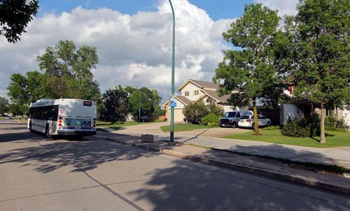 BORIS MINKEVICH / WINNIPEG FREE PRESS
A typical bus stop in Island Lakes, a popular southeast Winnipeg suburb. ALDO SANTIN STORY  June 21, 2017
