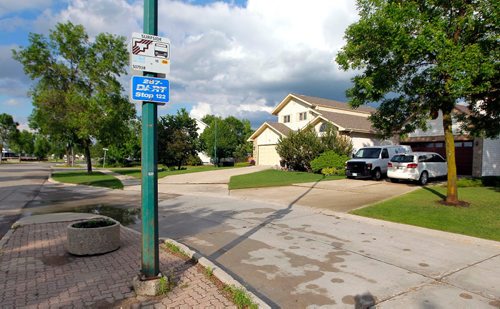 BORIS MINKEVICH / WINNIPEG FREE PRESS
A typical bus stop in Island Lakes, a popular southeast Winnipeg suburb. ALDO SANTIN STORY  June 21, 2017
