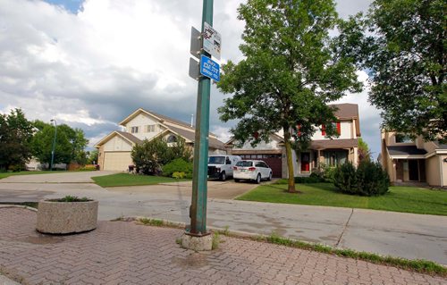 BORIS MINKEVICH / WINNIPEG FREE PRESS
A typical bus stop in Island Lakes, a popular southeast Winnipeg suburb. ALDO SANTIN STORY June 21, 2017