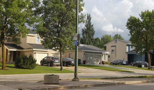 BORIS MINKEVICH / WINNIPEG FREE PRESS
A typical bus stop in Island Lakes, a popular southeast Winnipeg suburb. ALDO SANTIN STORY  June 21, 2017
