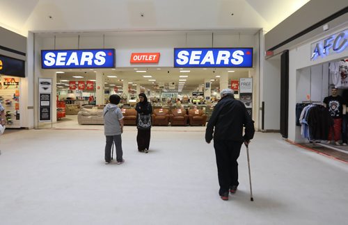 RUTH BONNEVILLE / WINNIPEG FREE PRESS

Sears customers make their way into the mall  entranceway to Sears Department store (now an outlet) at Garden City Mall Thursday.  For story on announcement that the company plans on closing stores across Canada including the Garden City outlet in Winnipeg.  

June 20, 2017