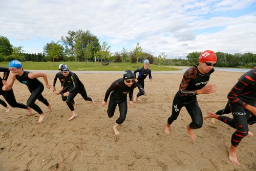JUSTIN SAMANSKI-LANGILLE / WINNIPEG FREE PRESS
Young triathletes coached by Gary Pallett practice a race start for the swim portion of a triathlon on the East Beach of Birds Hill Provincial Park Thursday.
170622 - Thursday, June 22, 2017.