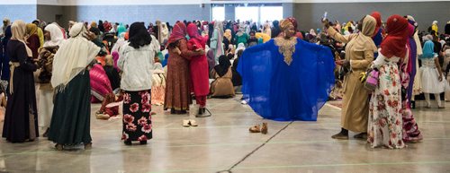 DAVID LIPNOWSKI / WINNIPEG FREE PRESS

Attendees prior to EID prayers at the RBC Convention Centre for the end of Ramadan Sunday June 25, 2017.