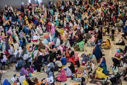 DAVID LIPNOWSKI / WINNIPEG FREE PRESS

Attendees prior to EID prayers at the RBC Convention Centre for the end of Ramadan Sunday June 25, 2017.