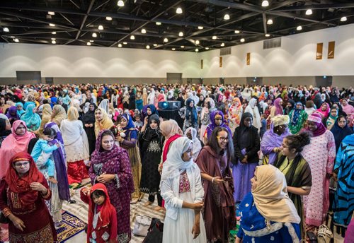 DAVID LIPNOWSKI / WINNIPEG FREE PRESS

Attendees prior to EID prayers at the RBC Convention Centre for the end of Ramadan Sunday June 25, 2017.