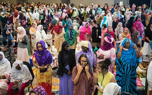 DAVID LIPNOWSKI / WINNIPEG FREE PRESS

Attendees prior to EID prayers at the RBC Convention Centre for the end of Ramadan Sunday June 25, 2017.