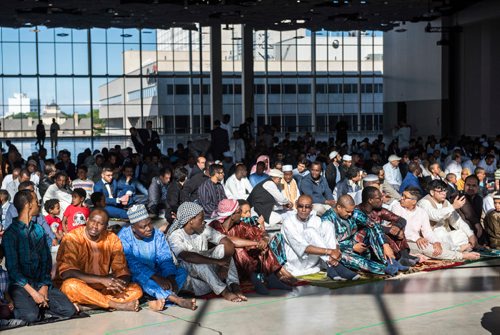 DAVID LIPNOWSKI / WINNIPEG FREE PRESS

Attendees prior to EID prayers at the RBC Convention Centre for the end of Ramadan Sunday June 25, 2017.