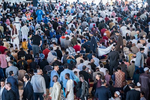 DAVID LIPNOWSKI / WINNIPEG FREE PRESS

Attendees prior to EID prayers at the RBC Convention Centre for the end of Ramadan Sunday June 25, 2017.