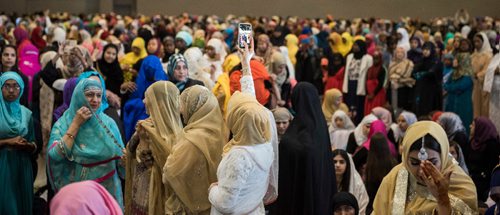 DAVID LIPNOWSKI / WINNIPEG FREE PRESS

Attendees prior to EID prayers at the RBC Convention Centre for the end of Ramadan Sunday June 25, 2017.