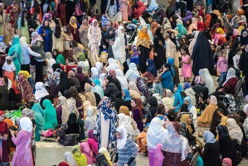 DAVID LIPNOWSKI / WINNIPEG FREE PRESS

Attendees prior to EID prayers at the RBC Convention Centre for the end of Ramadan Sunday June 25, 2017.