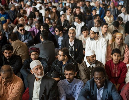 DAVID LIPNOWSKI / WINNIPEG FREE PRESS

Attendees prior to EID prayers at the RBC Convention Centre for the end of Ramadan Sunday June 25, 2017.