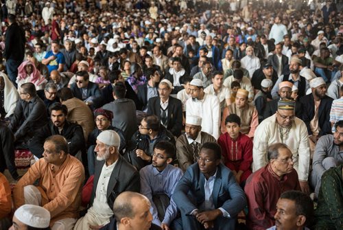 DAVID LIPNOWSKI / WINNIPEG FREE PRESS

Attendees prior to EID prayers at the RBC Convention Centre for the end of Ramadan Sunday June 25, 2017.