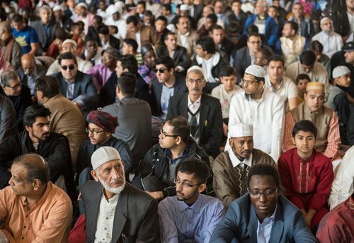 DAVID LIPNOWSKI / WINNIPEG FREE PRESS

Attendees prior to EID prayers at the RBC Convention Centre for the end of Ramadan Sunday June 25, 2017.