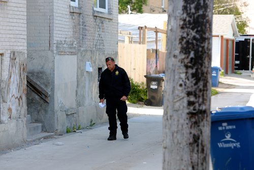 JUSTIN SAMANSKI-LANGILLE / WINNIPEG FREE PRESS
A Winnipeg Police Forensics investigator inspects a crime scene in an ally way behind properties on Sherbrooke and Maryland streets in the city's West End Monday. Police were called to the area late Sunday night after reports of gunfire.
170626 - Monday, June 26, 2017.