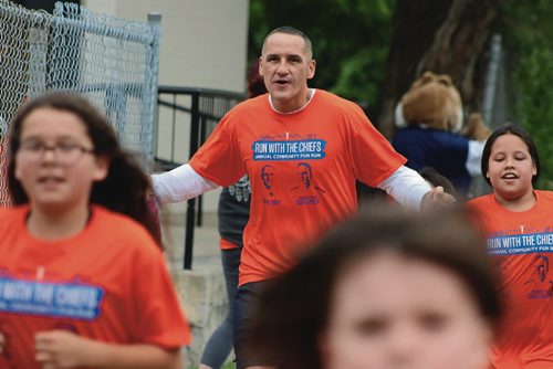 Canstar Community News June 15, 2017 - Kevin Chief runs with Norquay School students at the Run with the Chiefs event. (LIGIA BRAIDOTTI/CANSTAR COMMUNITY NEWS/TIMES)