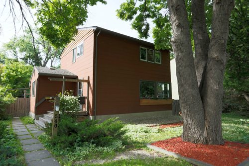 JUSTIN SAMANSKI-LANGILLE / WINNIPEG FREE PRESS
The front facade and entrance of 540 Oakenwald Street is seen from street level.
170627 - Tuesday, June 27, 2017.