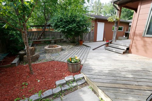 JUSTIN SAMANSKI-LANGILLE / WINNIPEG FREE PRESS
The backyard at 540 Oakenwald is almost entirely deck and features a sheltered sitting area with fire pit and access to the garage.
170627 - Tuesday, June 27, 2017.