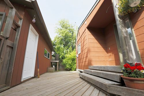 JUSTIN SAMANSKI-LANGILLE / WINNIPEG FREE PRESS
The backyard at 540 Oakenwald is almost entirely deck and features a sheltered sitting area with fire pit and access to the garage.
170627 - Tuesday, June 27, 2017.