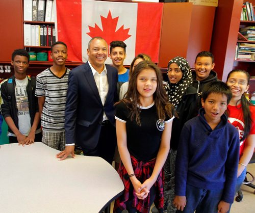 BORIS MINKEVICH / WINNIPEG FREE PRESS
of Louis Riel School Division Superintendent Duane Brothers with a grade 7/8 class from St. George school in St. Vital. GORD SINCLAIR JR. STORY. June 27, 2017
