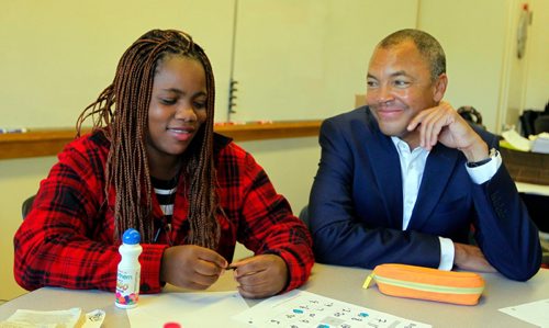 BORIS MINKEVICH / WINNIPEG FREE PRESS
of Louis Riel School Division Superintendent Duane Brothers with a class from St. George school in St. Vital. Here he talks to a grade 7/8 girl named Dami Ogunsolu, left. She is from Africa. GORD SINCLAIR JR. STORY. June 27, 2017
