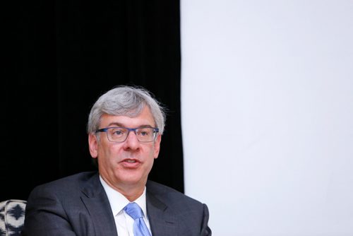 JUSTIN SAMANSKI-LANGILLE / WINNIPEG FREE PRESS
RBC CEO Dave McKay talks with Free Press Reporter Martin Cash following a presentation at an event hosted by the Asper School of Business Thursday at the Fairmont Hotel.
170629 - Thursday, June 29, 2017.