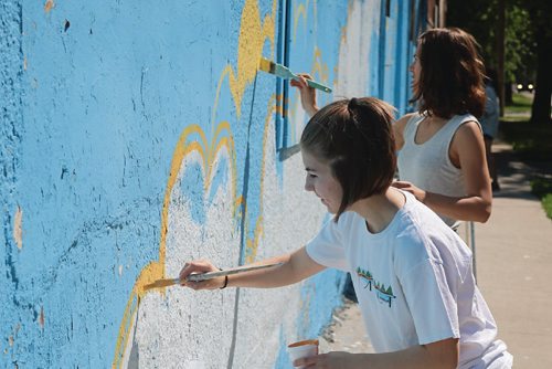Canstar Community News June 26, 2017 - Youth paint a mural on the wall of Five Star Foods in celebration of Canada 150 (LIGIA BRAIDOTTI/CANSTAR COMMUNITY NEWS/TIMES)