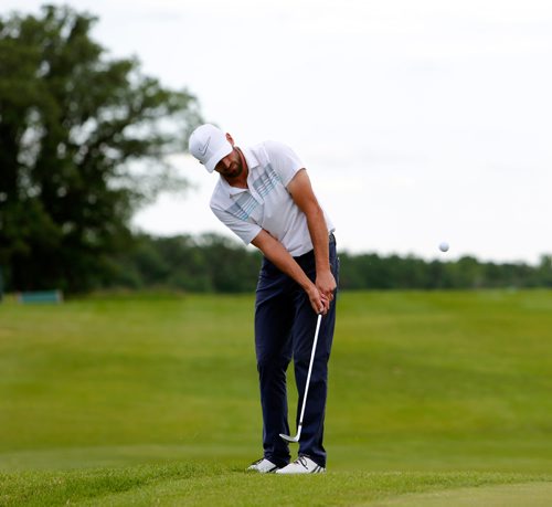 JUSTIN SAMANSKI-LANGILLE / WINNIPEG FREE PRESS
Jordy Lutz from Winnipeg chips the ball Monday at Southwood Golf and Country Club during Qualifications for the Players Cup.
170703 - Monday, July 03, 2017.