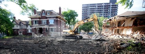 WAYNE GLOWACKI / WINNIPEG FREE PRESS

Demolition began Tuesday on the row of 4 houses on Roslyn Rd.including the 109 year old Dennistoun House to make way for a seven-storey, 77-unit residential apartment tower.  tower. July 5  2017