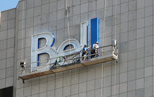 JOE BRYKSA / WINNIPEG FREE PRESS Bell signage goes up on  333 Main St building in downtown Winnipeg Thursday- The launch of Bell MTS following the completion of its acquisition of Manitoba Telecom Services (MTS) occurred in Mar 2017..    -  July 06 , 2017 -( Standup photo)