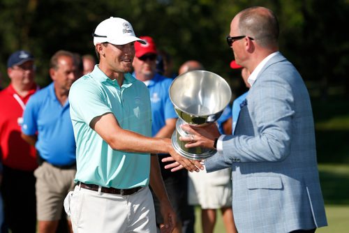 JOHN WOODS / WINNIPEG FREE PRESS
Kramer Hickok is presented with the Players Cup after putting in a birdie on 18 to win the tournament at Pine Ridge Golf Club Sunday, July 9, 2017.