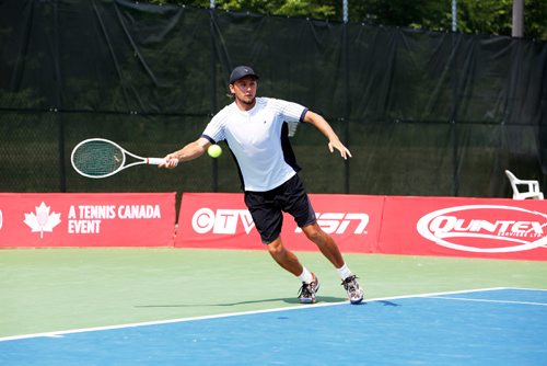 JUSTIN SAMANSKI-LANGILLE / WINNIPEG FREE PRESS
American Connor Farren returns the ball during a rally at the National Bank Challenger Monday.
170710 - Monday, July 10, 2017.