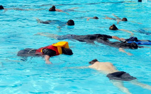 BORIS MINKEVICH / WINNIPEG FREE PRESS
Doug Speirs at Provencher Pool participates in the making of a video to promote drowning prevention week for the Lifesaving Society. Here he wears a bright coloured life jacket face down, left, pretending he has drowned. July 10, 2017