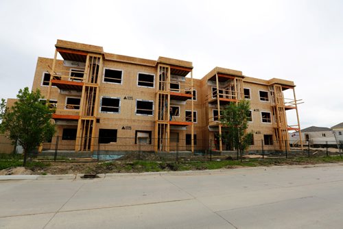 JUSTIN SAMANSKI-LANGILLE / WINNIPEG FREE PRESS
A condo building is seen under construction Monday on Ancaster Gate in the Bridgewater Forest housing development in the city's South end. This condo project is just one example showcasing the continued frantic pace of housing construction the city has seen in the first half of 2017.
170711 - Tuesday, July 11, 2017.