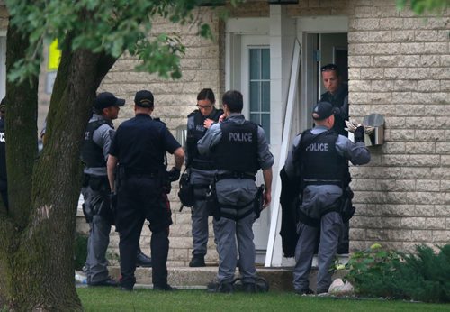 WAYNE GLOWACKI / WINNIPEG FREE PRESS
The Winnipeg Police Tactical Support Team were in a unit in the River East Gardens at 1445 Rothesay St. Tuesday afternoon. Rothesay St. at Donwood Drive was closed to traffic during the event. July 11 2017