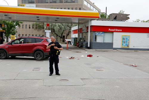 JUSTIN SAMANSKI-LANGILLE / WINNIPEG FREE PRESS
A police officer is seen securing the scene in front of an SUV and some bloody debris are seen outside a gas station at the corner of Maryland and Portage Tuesday evening.
170711 - Tuesday, July 11, 2017.