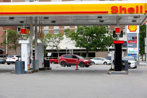 JUSTIN SAMANSKI-LANGILLE / WINNIPEG FREE PRESS
An SUV and some bloody debris are seen outside a gas station at the corner of Maryland and Portage Tuesday evening.
170711 - Tuesday, July 11, 2017.