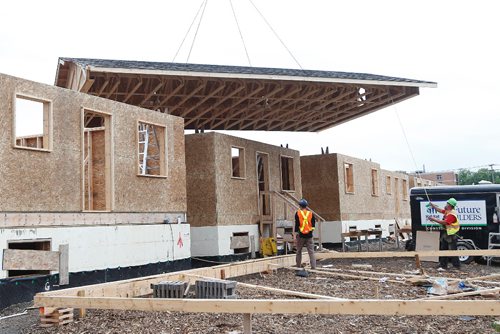 JOHN WOODS / WINNIPEG FREE PRESS
Construction crews raise the roofs on twenty homes at the Habitat For Humanity build on Lyle Street Tuesday, July 11, 2017.