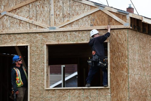 JOHN WOODS / WINNIPEG FREE PRESS
Construction crews raise the roofs on twenty homes at the Habitat For Humanity build on Lyle Street Tuesday, July 11, 2017.