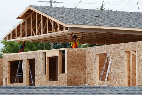 JOHN WOODS / WINNIPEG FREE PRESS
Construction crews raise the roofs on twenty homes at the Habitat For Humanity build on Lyle Street Tuesday, July 11, 2017.