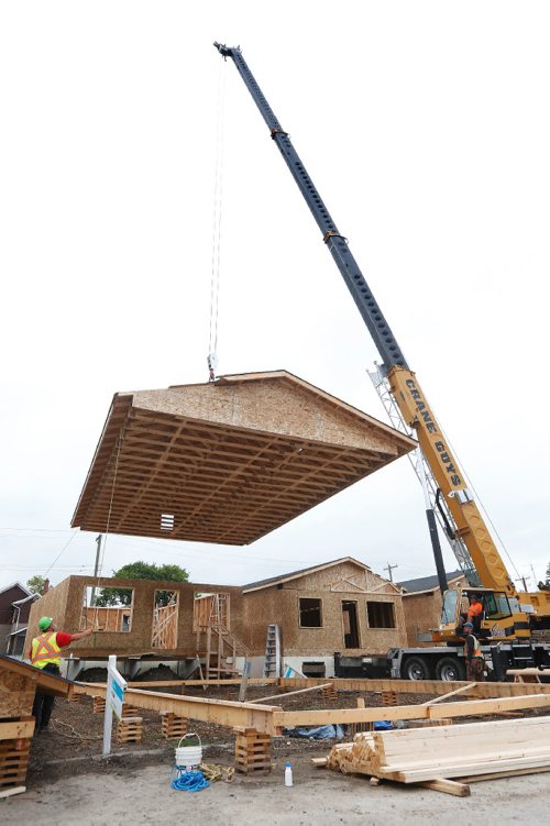 JOHN WOODS / WINNIPEG FREE PRESS
Construction crews raise the roofs on twenty homes at the Habitat For Humanity build on Lyle Street Tuesday, July 11, 2017.