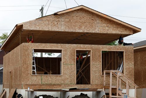 JOHN WOODS / WINNIPEG FREE PRESS
Construction crews raise the roofs on twenty homes at the Habitat For Humanity build on Lyle Street Tuesday, July 11, 2017.