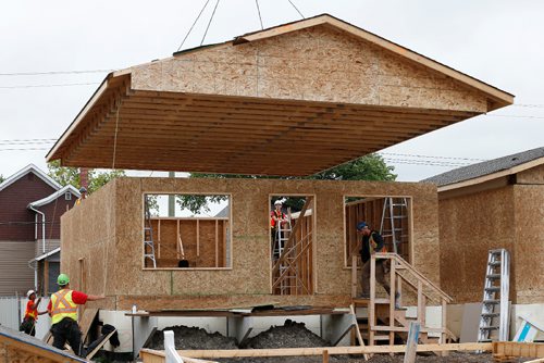 JOHN WOODS / WINNIPEG FREE PRESS
Construction crews raise the roofs on twenty homes at the Habitat For Humanity build on Lyle Street Tuesday, July 11, 2017.